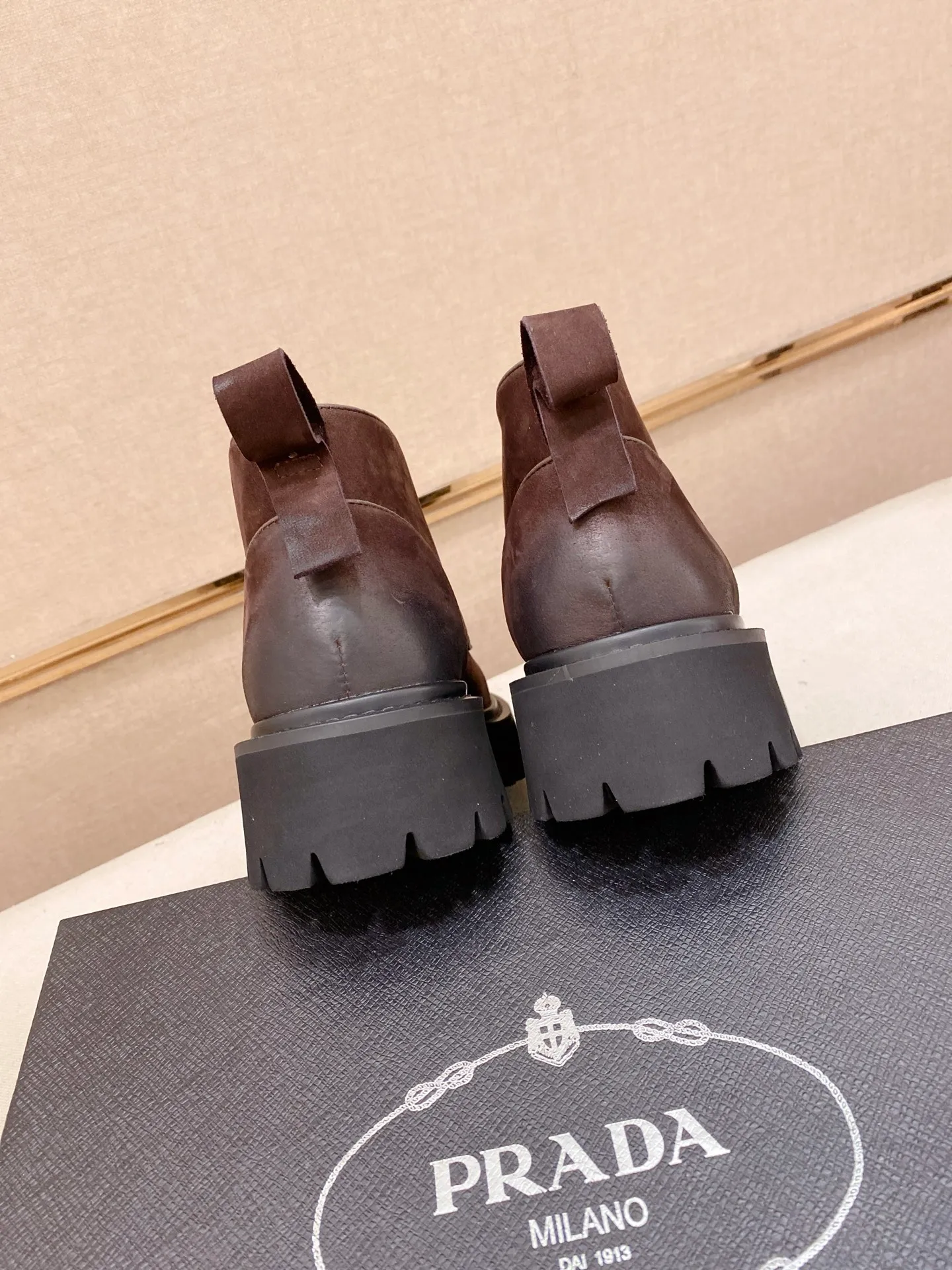 Factory price 580💰 The new PRADA (Prada) counters are launched simultaneously, new men's shoes, 😘fabrics are selected from cowhide. Lining: Full sheepskin lining. 👍🏿 High-end ☄️ air-cushion molded anti-slip rubber outsole, exquisite lines, simple and elegant, comfortable and high-end for leisure travel. Number of yards: 38 to 44. Can be ordered for 45 non-refundable